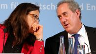 Vasemmalla oleva punaiseen takkiin pukeutunut Cecilia Malmström nojaa valkoiseen kauluspaitaan ja tummaan pikkutakkiin pukeutunutta Mike Fromania kohti.