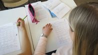 Tytöt tekevät matematiikan koetta.