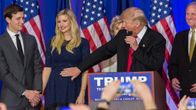 Donald Trump koskettaa hymyilevän, raskaana olevan Ivankan vatsaa. 