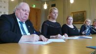 Valtuustosopimuksen allekirjoittaminen Porissa keväällä 2016. Vasemmalta Esa J. Wahlman (sd.), Bia Kaski (kok.), Satu Hatanpää (kok), Anne Liinamaa (vihr.) ja Kaarina Ranne (vihr.).