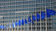EU:n lippuja komission päämajan edustalla Brysselissä.