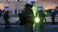 Mellakkapoliiseja Ateenassa sunnunnuntai-iltana 8. toukokuuta.