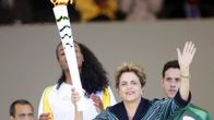  Dilma Rousseff  pitelee olympiatulta kädessään Brasiliassa.