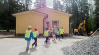 Länsi-Puijon tulevat esikoululaiset tutustuvat uuteen koulurakennukseen.