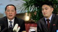 Ri Yong-ho (kuvassa vasemmalla) puhui toimittajille tulkin välityksellä tammikuussa 2015 Singaporessa, missä hän kävi epävirallisia neuvotteluja Pohjois-Korean ydinohjelmasta Yhdysvaltain edustajien kanssa. 