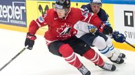 Kanadan Morgan Rielly ja Suomen Leo Komarov loppuottelussa.
