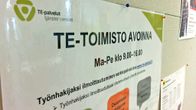 TE-toimiston avoinnaoloajat ilmoittava kyltti