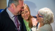 Vastaehdokkaat Jari Myllykoski ja Aino-Kaisa Pekonen onnittelevat Li Anderssonia.