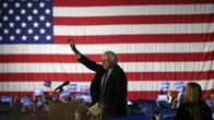 Demokraattien presidenttiehdokkuudesta kisannut Bernie Sanders puhuu kannattajilleen tilaisuudessa Santa Monicassa, Kaliforniassa.