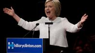 Hillary kädet levällään