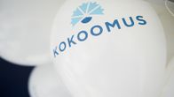 Kokoomuksen logo valkoisessa ilmapallossa.
