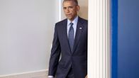 Barack Obama saapumassa tiedotustilaisuuteen Washingtonissa.