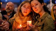 Pariskunta suremassa joukkosurman uhreja San Franciscossa 12. kesäkuuta.