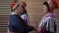 Tiina Sanila-Aikio (gur.) ja Aili Keskitalo Sámedikki rahpamis 15.6.2016.