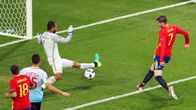 Alvaro Morata (Espanja) ja Volkan Babacan (Turkki) UEFA EURO 2016 