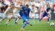 Gylfi Sigurdsson ampuu Islannin johtoon Unkaria vastaan.