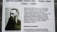 Kyltti, joka kertoo J.A. Heikkisestä.