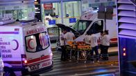 Ambulansseja Atatürk-lentokentän edustalla.
