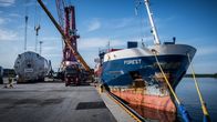 Rahtilaivaa lastataan Pietarsaaren satamassa.