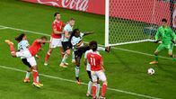 Walesin Ashley Williams puskee maalin.
