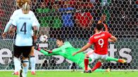 Walesin Hal Robson-Kanu tekee maalin.