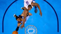 Memphisin Mike Conley nostaa koriin Oklahoman Serge Ibakan estelystä huolimatta.