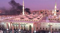 Itsemurhapommittaja surmasi itsensä ja neljä vartijaa islamin toiseksi pyhimmässä kaupungissa Medinassa 4.7.2016. Isku tapahtui Profeetan moskeijan lähellä sijaitsevalla pysäköintialueella. Kuvassa moskeija, jonka takaa nousee musta savupatsas. Kuvan etualalla tuhannet ihmiset ovat saapuneet rukoilemaan. 