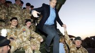 Tony Blair brittisotilaiden kanssa Basrassa, Irakissa, joulukuussa 2004.