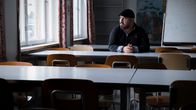 Sabah Anzi odottaa paluumatkaa Punavuoren vastaanottokeskuksessa.