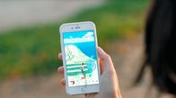 Nainen pelaa Pokémon Go -peliä.