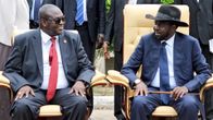 Huhtikuussa 2016 otetussa kuvassa Etelä-Sudanin presidentti Salva Kiir (oikealla) juttelee Riek Macharin (vas.) kanssa.