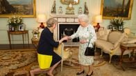 Britannian pääministeri Theresa May ja kuningatar Elisabet.