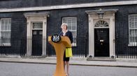 Theresa May puhuu Downing Streetin virka-asunnon edessä Lontoossa.