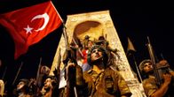 Turkkilaissotilaat vartioivat Taksim-aukiota Istanbulissa.