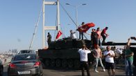 Turkin poliisi ja presidentti Erdoğanin kannattajia lauantaina Istanbulissa.
