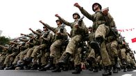 Turkin armeijan sotilaita paraatissa.