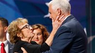 Nancy Reynolds pitelee poikansa kasvoja käsiensä välissä.