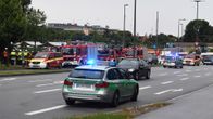 Runsaasti poliisi- ja paloautoja.