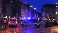 Poliisiautot ovat tukkineet tien.