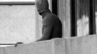 5. syyskuuta 1972 otetussa valokuvassa on Musta syyskuu -järjestön terroristi Münchenin olympiakylässä.