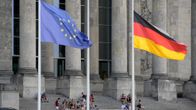 EU:n ja Saksan liput laskettiin puolitankoon Valtiopäivätalon edustalla Berliinissä. 