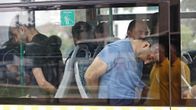 pidätettyjä miehiä bussissa