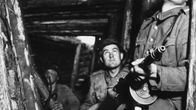 Jatkosota. Neuvostoliiton suurhyökkäys. Kolme suomalaista sotilasta asemissa korsun ovella, yhdellä sotilaalla kädessään Suomi-konepistooli. Sotilaita. "Jermuja, jermu".