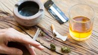 Kannabista, tupakkaa ja alkoholijuoma.