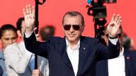 Erdogan vilkuttaa kuulijoille.