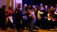 Ihmisiä evakuoidaan terrori-iskun jälkeen Bataclan-teatterista Pariisissa.