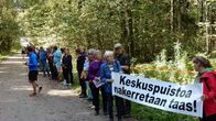 Ihmisketju Keskuspuistossa.