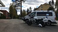 Poliisiautoja lähellä Otanmäen vastaanottokeskusta.