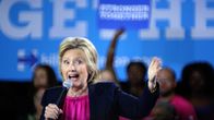 Hillary Clinton pitää puhetta virkeän näköisenä. 