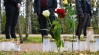 Kynttilöitä ja kukkia surmapaikalla.